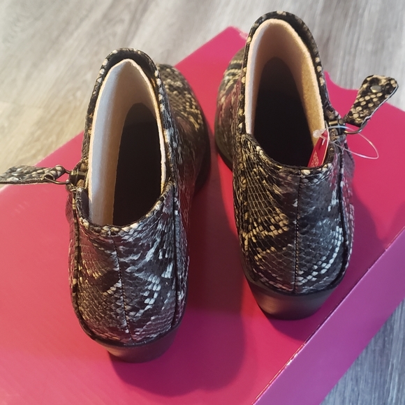 SO Angelfish Ankle Boots - Picture 3 of 7